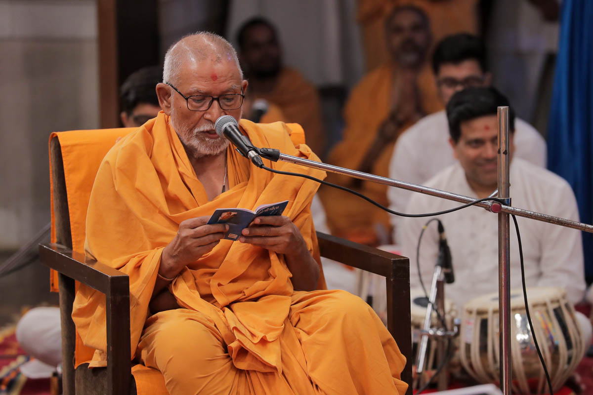 Pujya Kothari Swami reads the Yogi Gita