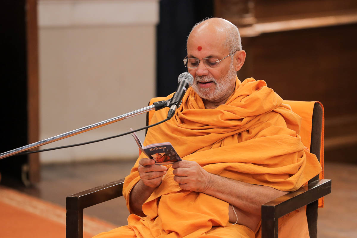 Pujya Viveksagar Swami reads the Yogi Gita