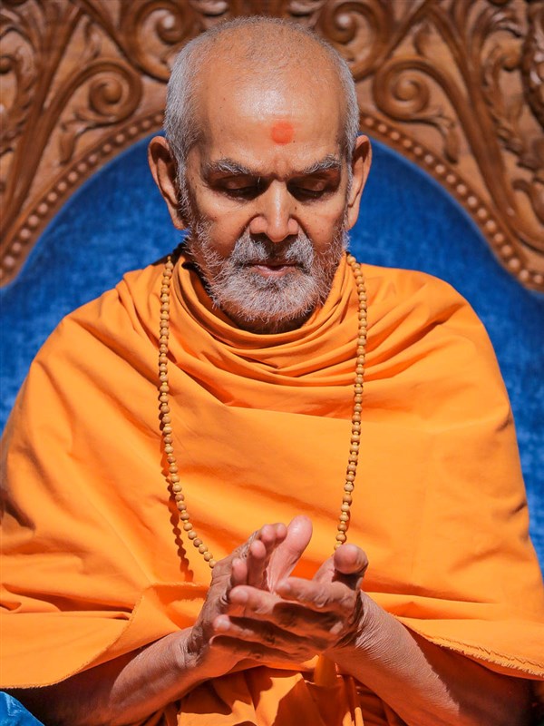 Swamishri chants the Swaminarayan dhun