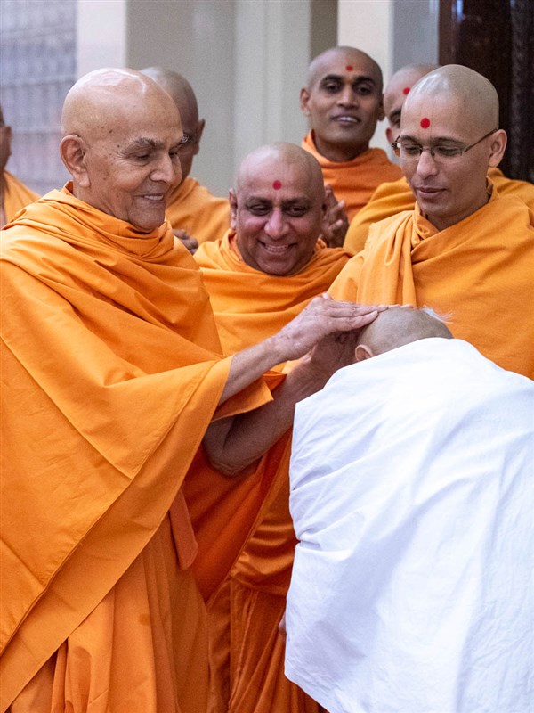 Param Pujya Mahant Swami Maharaj blesses a parshad
