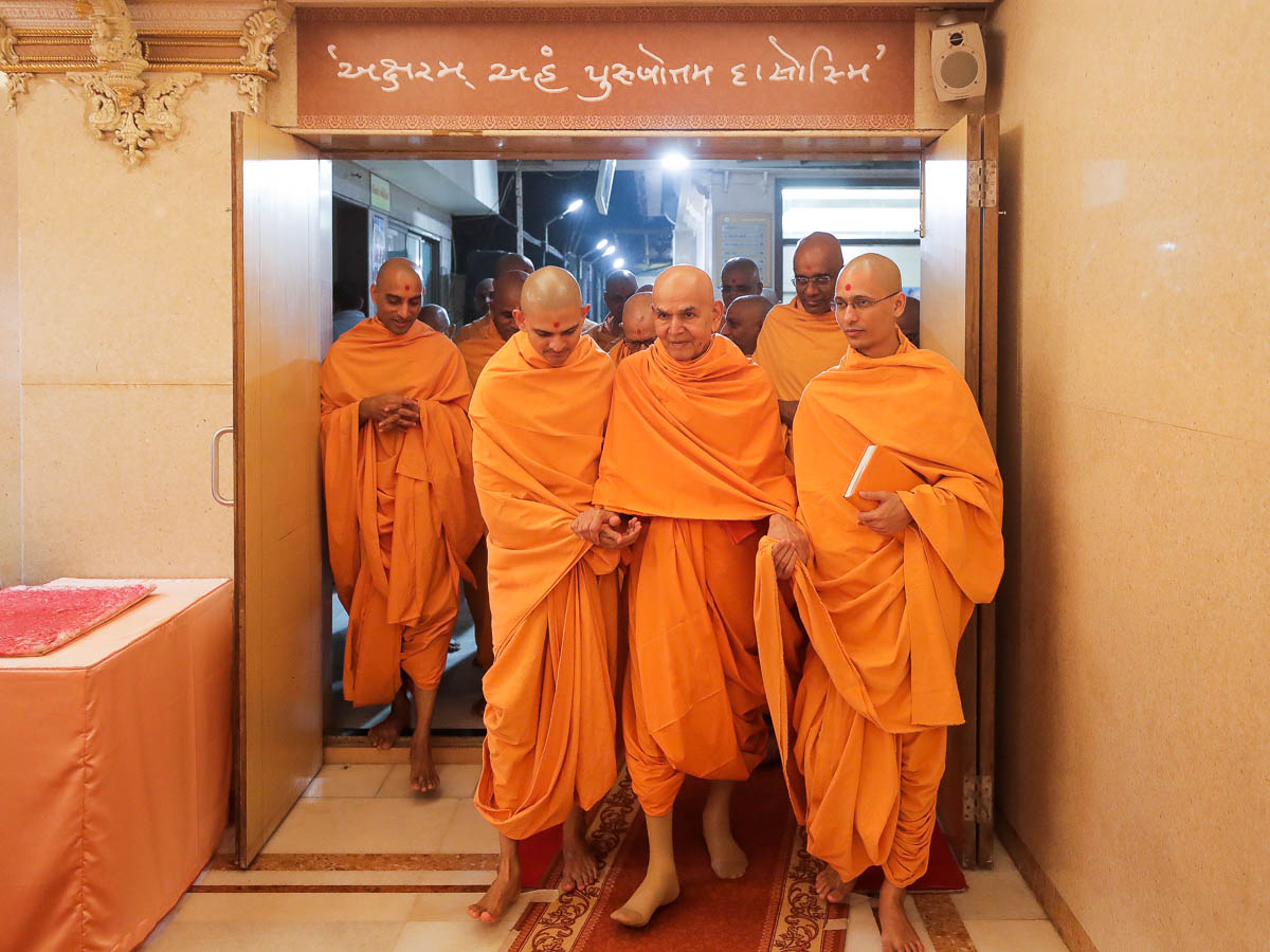 Param Pujya Mahant Swami Maharaj arrives in the abhishek mandap