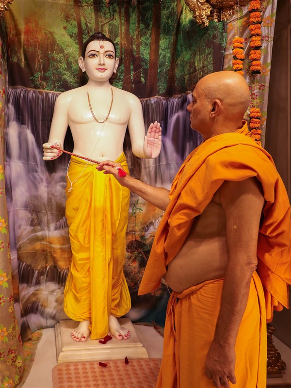 Pujya Viveksagar Swami performs patotsav rituals