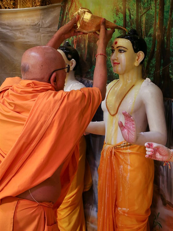 Pujya Kothari Swami performs patotsav abhishek