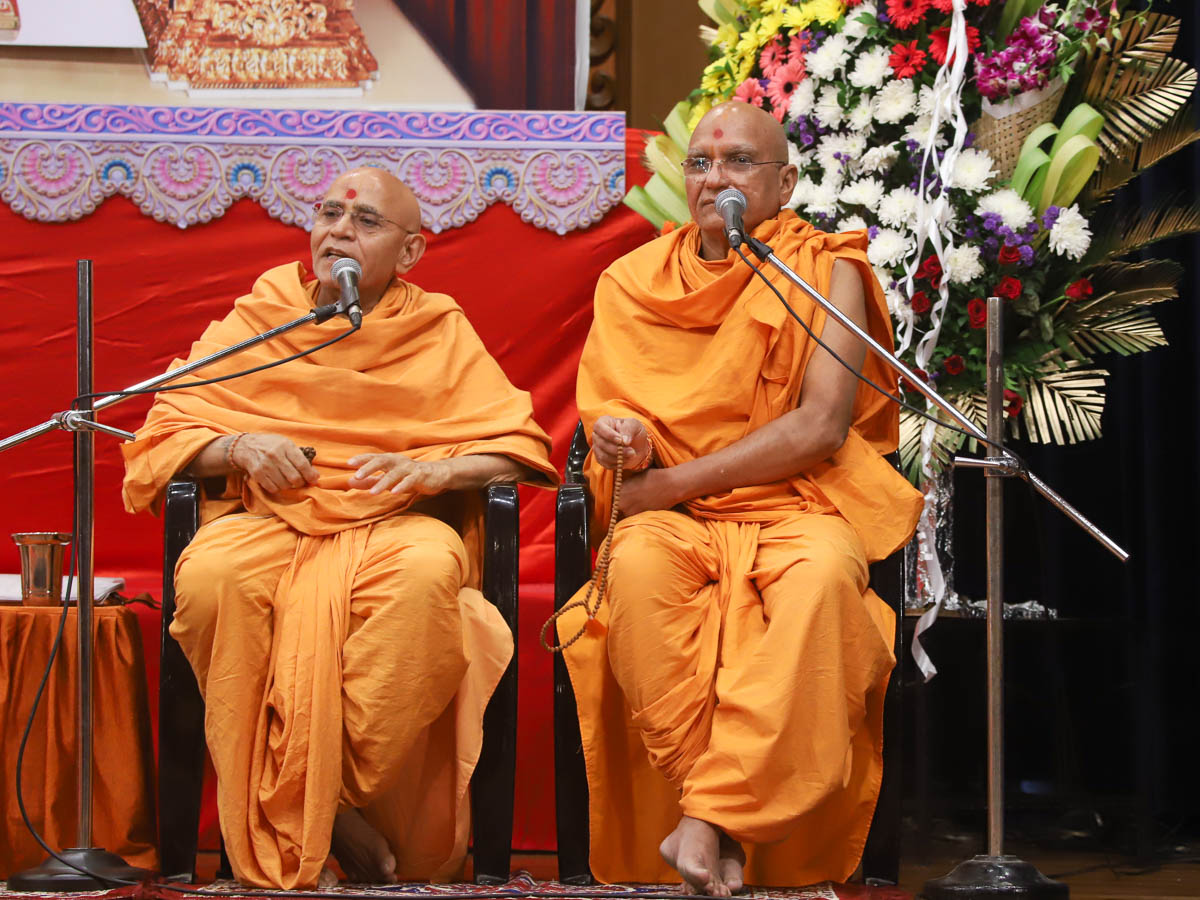 Gnanpriya Swami and Yagneshwar Swami address the evening patotsav assembly
