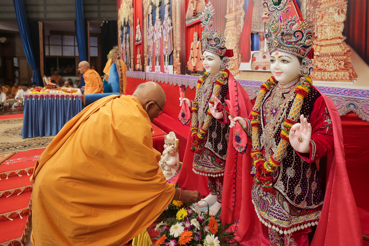 Pujya Bhaktipriya Swami (Kothari Swami) performs pujan of murtis for the BAPS Shri Swaminarayan Mandir in Manekpur, India