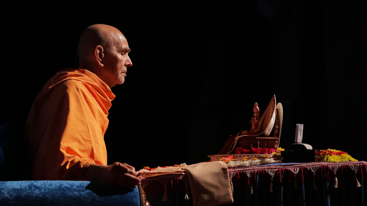 Swamishri meditates in his daily puja