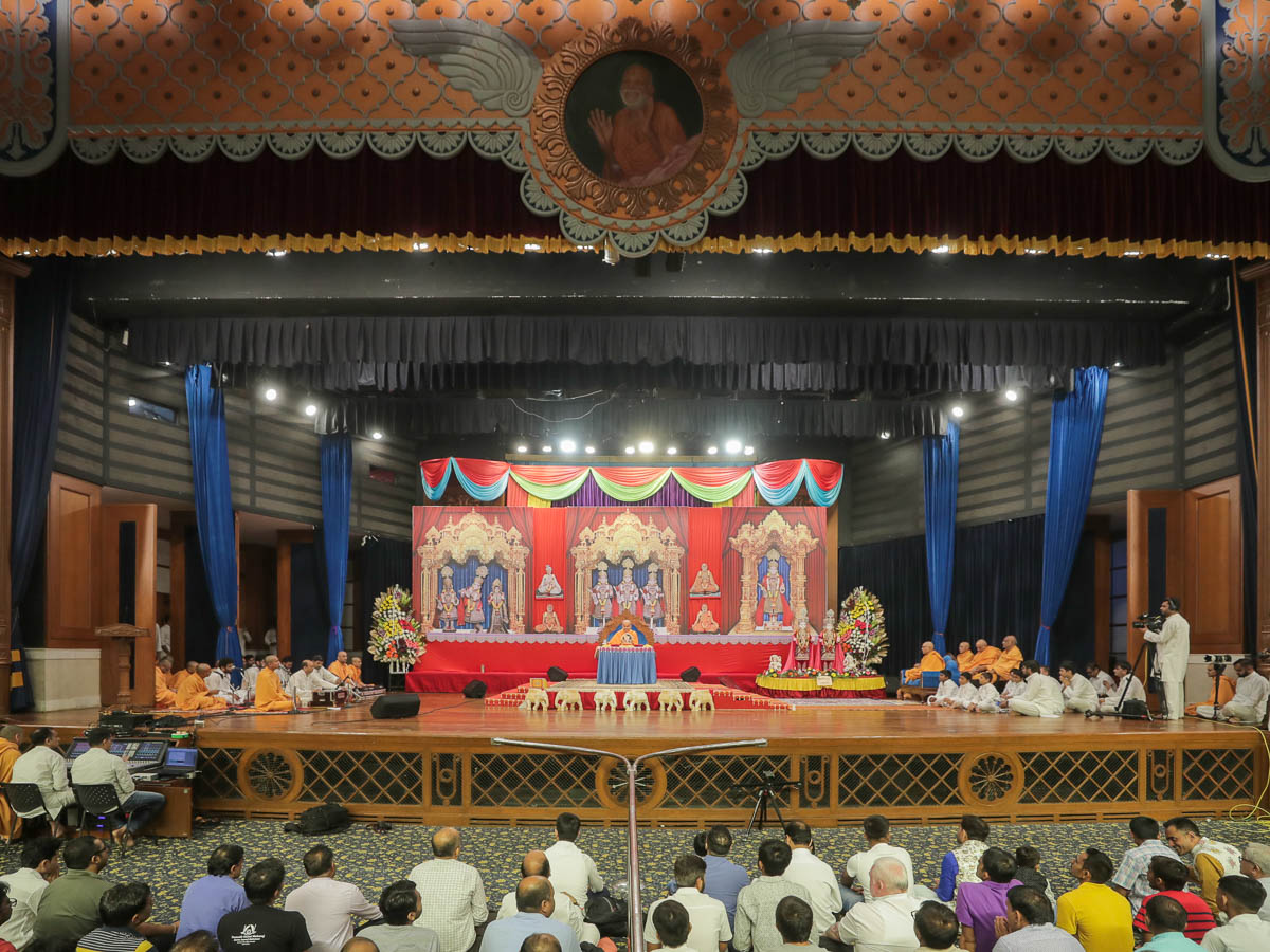 Devotees doing Swamishri's puja darshan