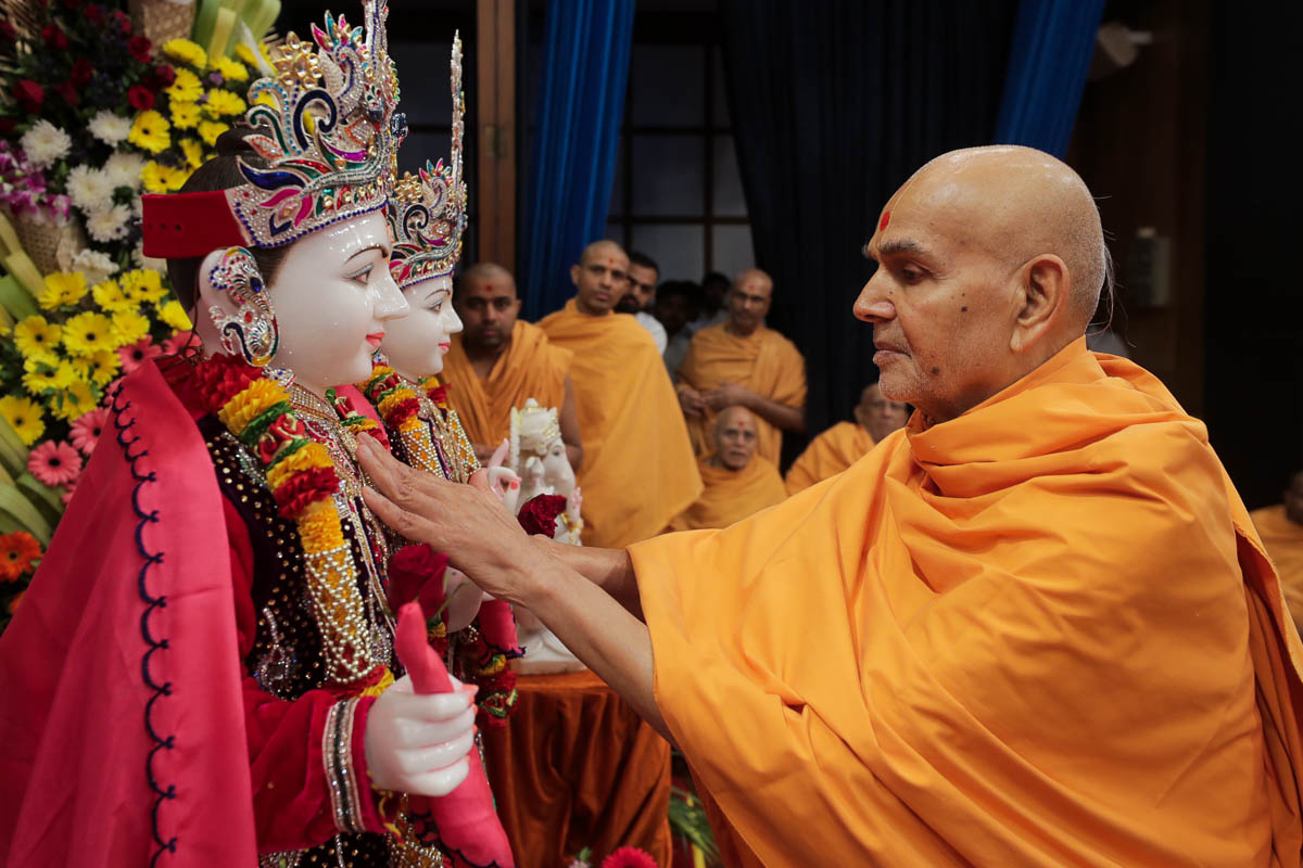 Swamishri performs the pratishtha rituals of murtis to be consecrated at BAPS Shri Swaminarayan Mandir, Manekpur, India