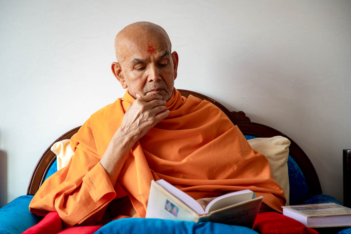Swamishri reads the Vachanamrut