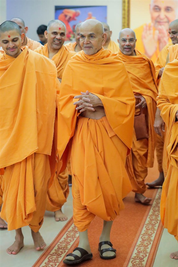 Swamishri on his way for Thakorji's darshan