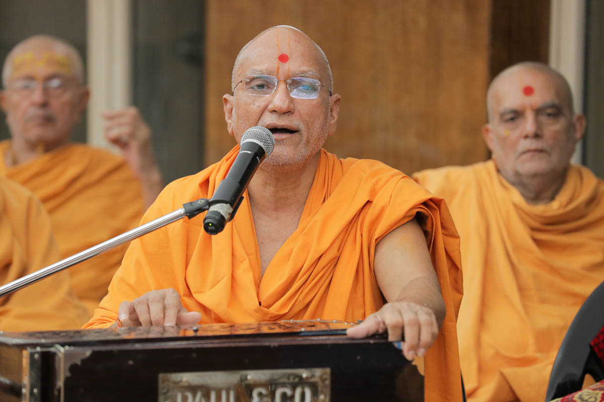 Yagneshwar Swami sings kirtans in Swamishri's morning puja