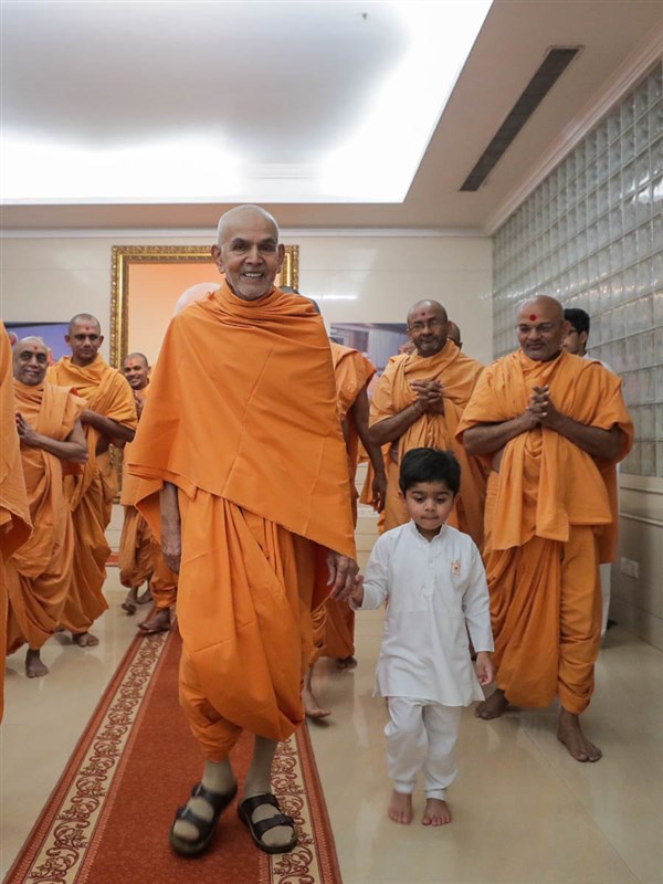 Swamishri on his way to the abhishek mandap