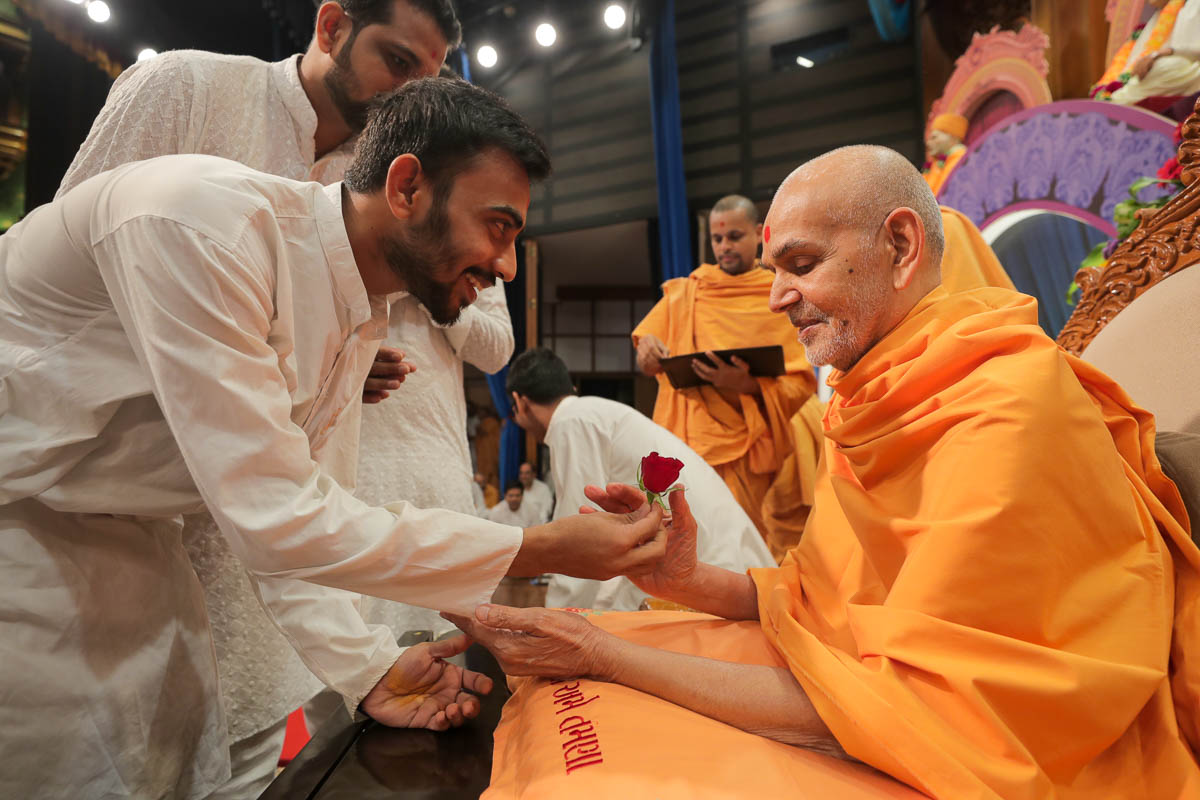 Swamishri interacts with a youth