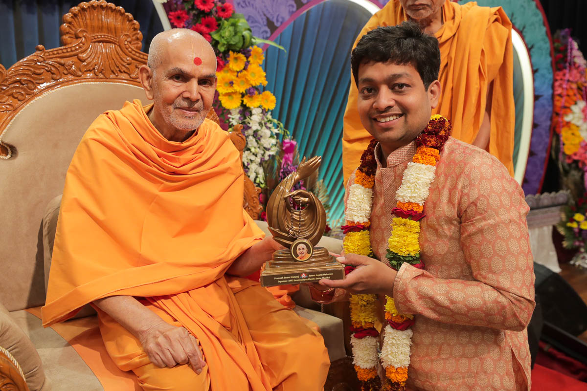 Swamishri felicitates Shri Vrundan Jadhav