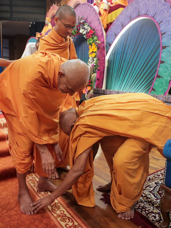 Pujya Bhaktipriya Swami (Kothari Swami) bows down to Swamishri