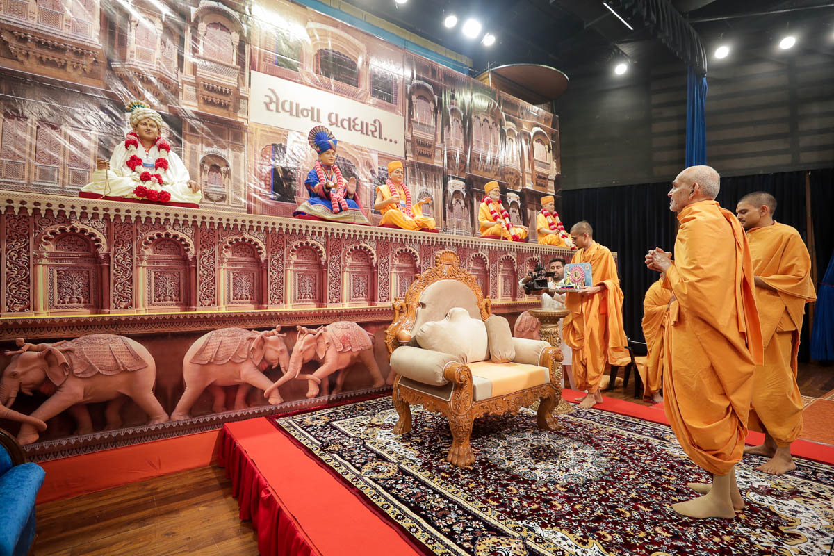 Swamishri engrossed in darshan of Thakorji on the stage