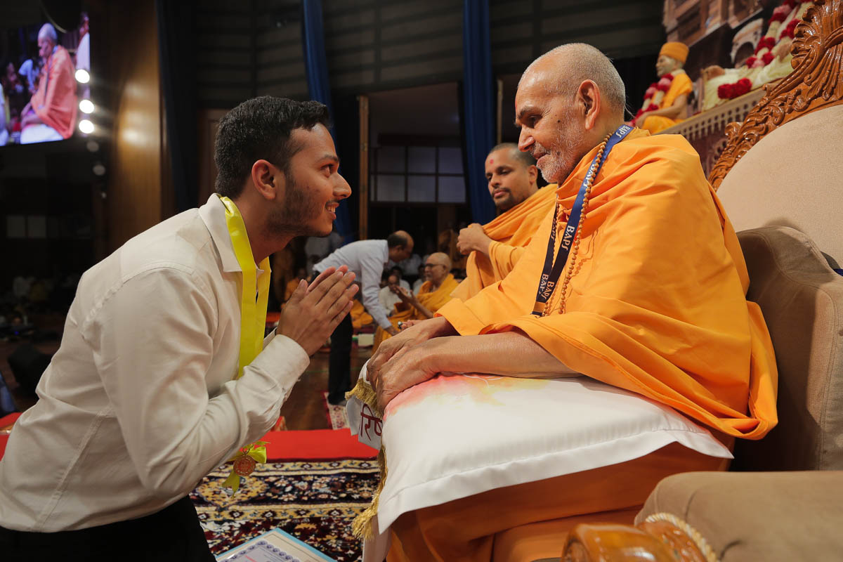 Swamishri blesses volunteers