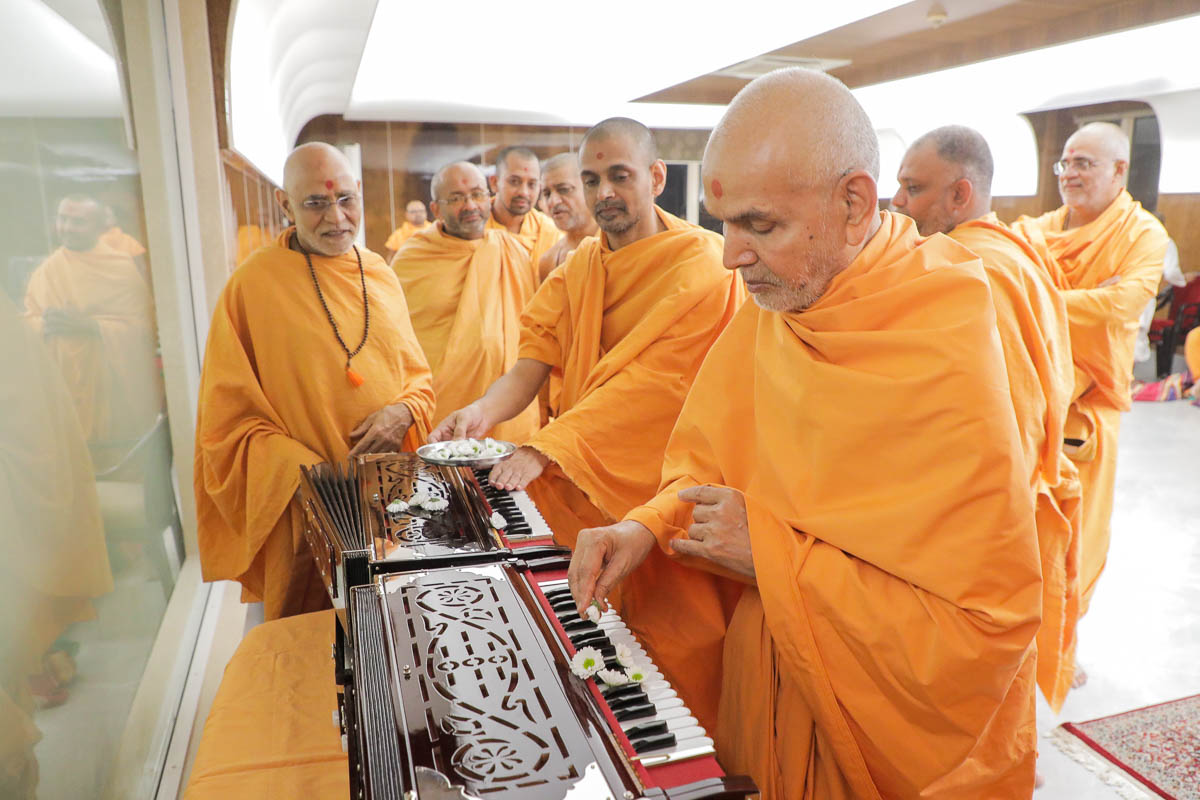 Swamishri sanctifies harmoniums