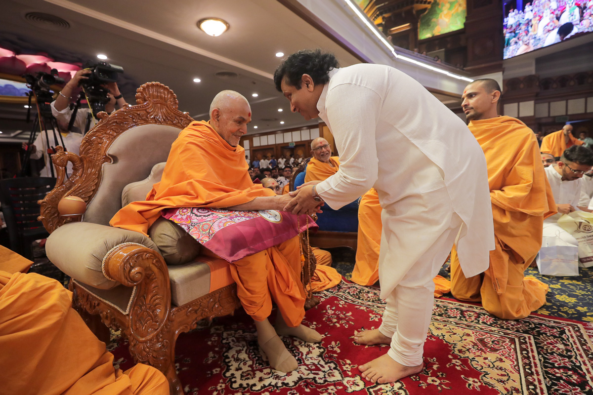 Swamishri blesses Shri Jayendrabhai Kalyani