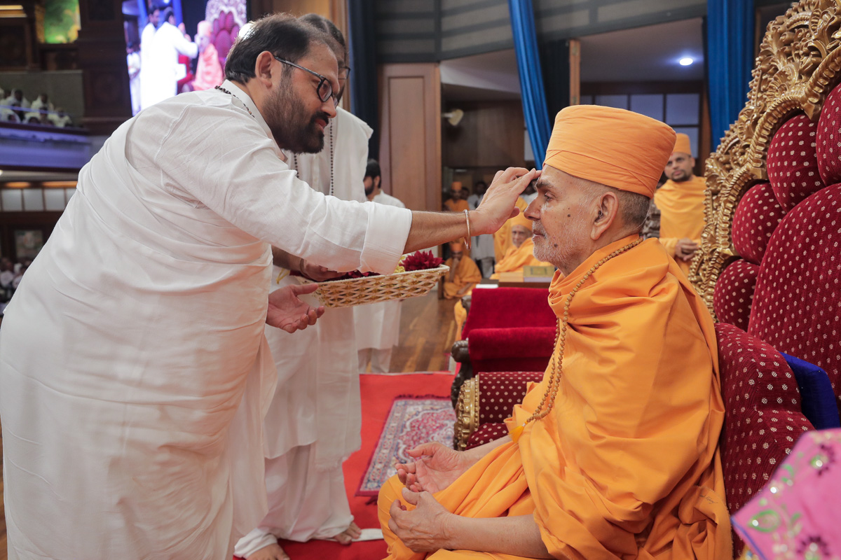 Pujya Gurudevshri Rakeshbhai performs pujan of Swamishri