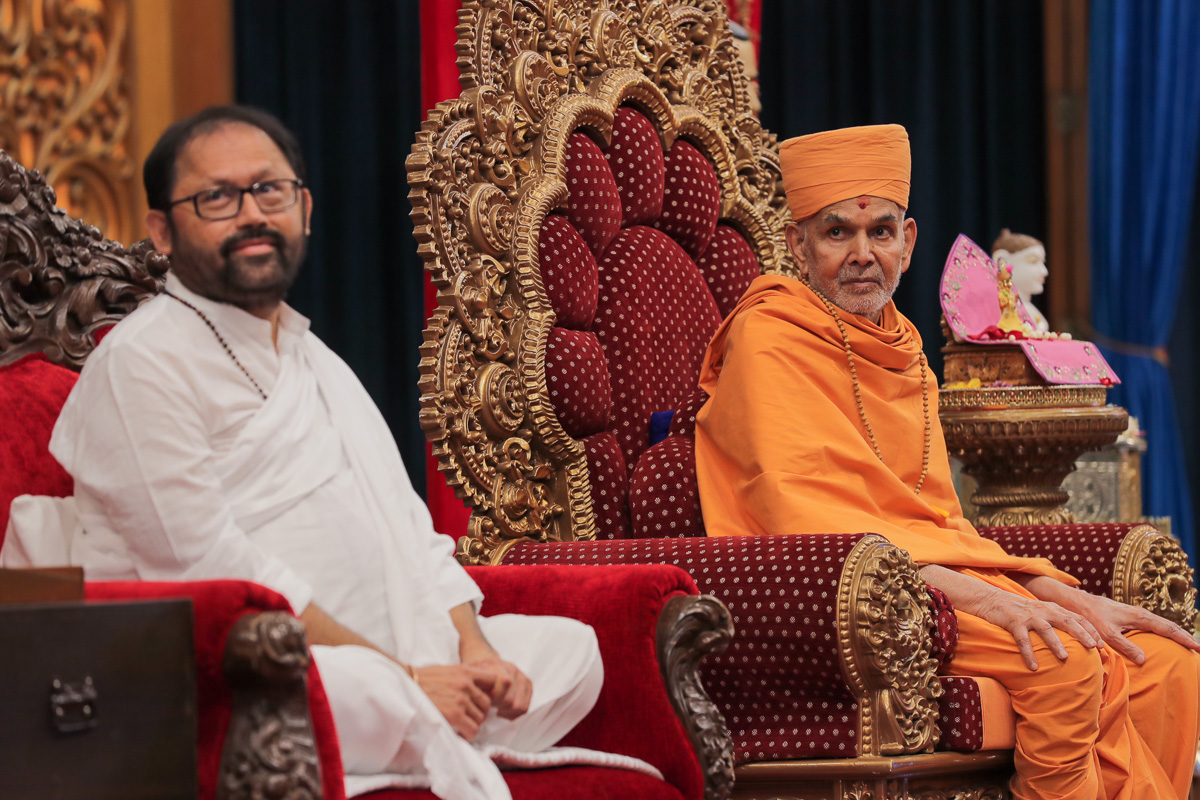 Pujya Gurudevshri Rakeshbhai and Swamishri during the assembly