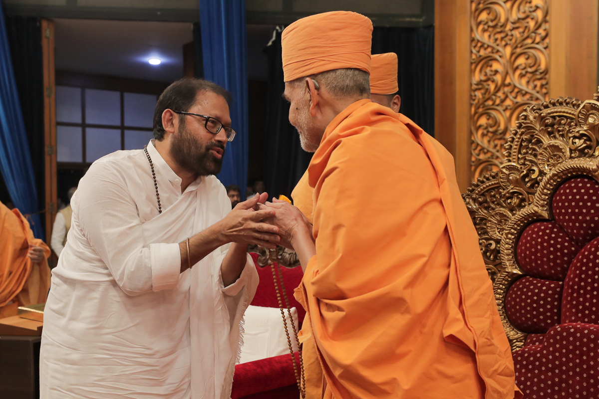 Pujya Gurudevshri Rakeshbhai greets Swamishri