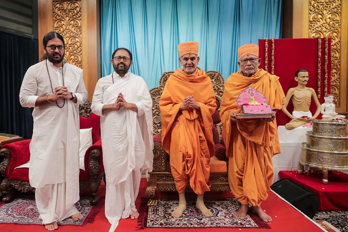 Atmarpit Nemiji, Pujya Gurudevshri Rakeshbhai, Param Pujya Mahant Swami Maharaj and Pujya Kothari Swami