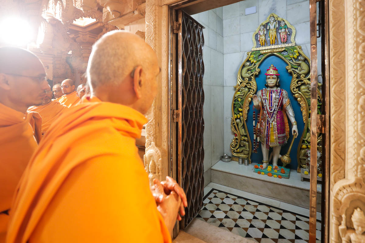 Swamishri engrossed in darshan of Shri Hanumanji