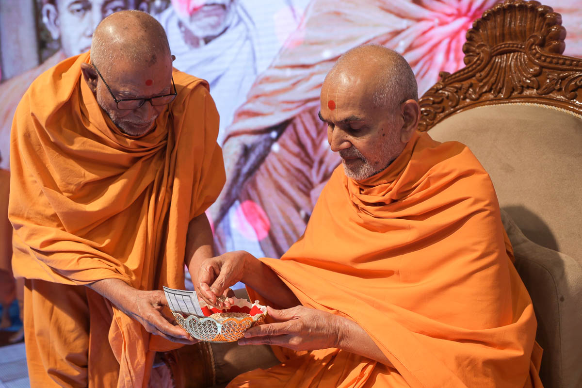 Swamishri sanctifies akshat (rice)
