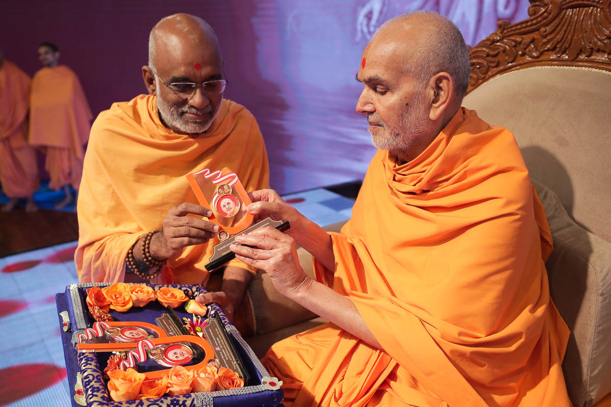 Swamishri sanctifies momentos