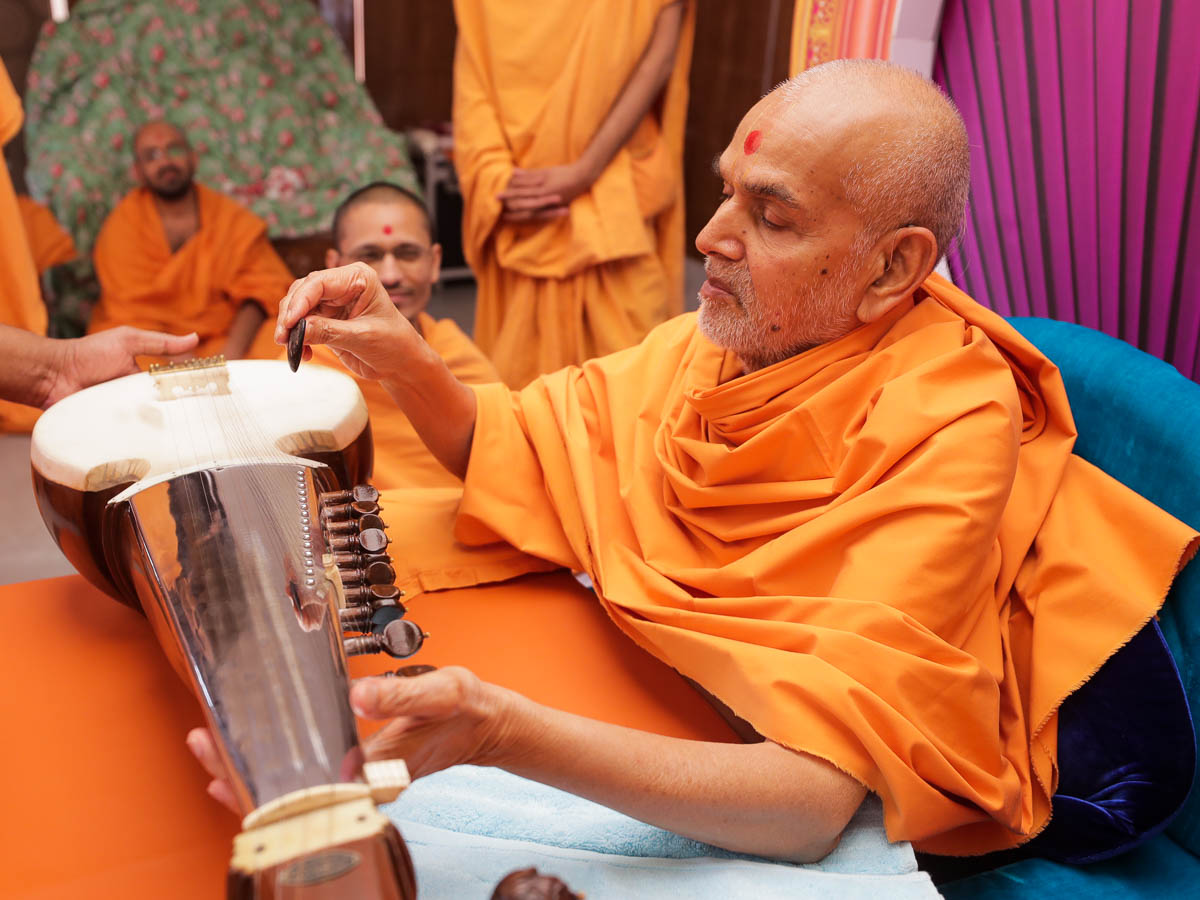 Swamishri sanctifies a sarod