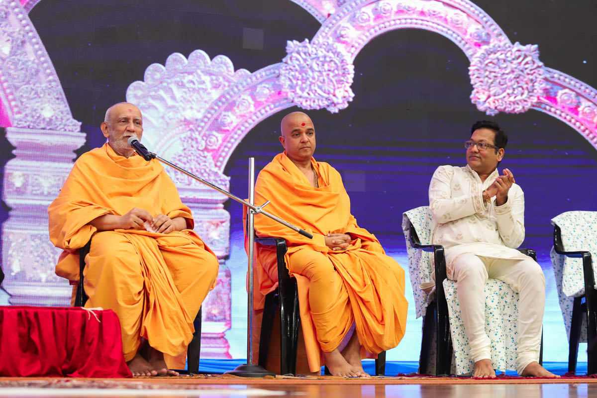Pujya Atmaswarup Swami addresses the evening felicitation assembly