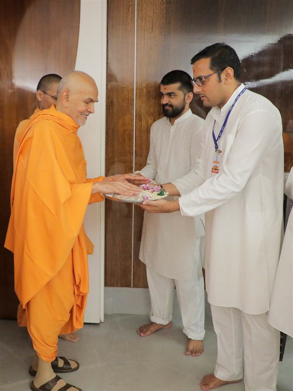 Swamishri sanctifies malas and kanthis