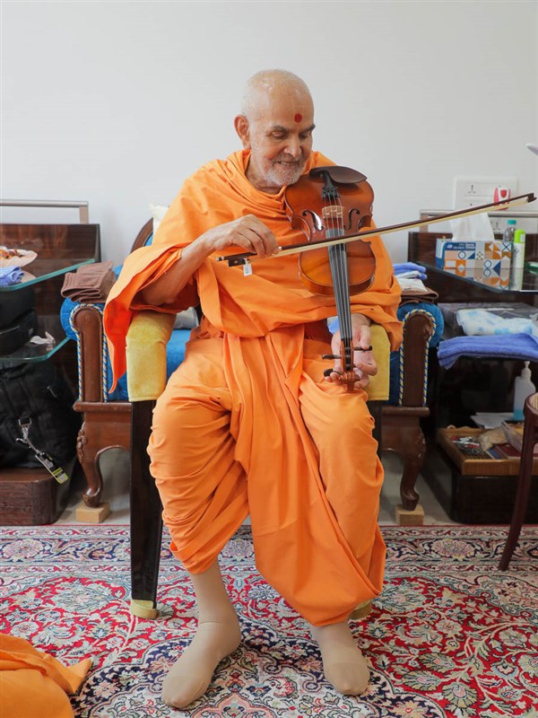 Swamishri sanctifies a violin