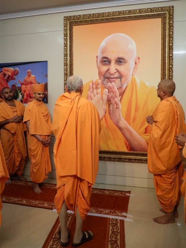Swamishri engrossed in darshan of Brahmaswarup Pramukh Swami Maharaj before departing from Mumbai 