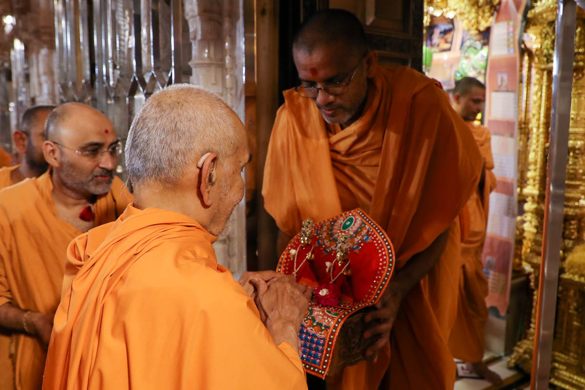 Swamishri engrossed in darshan of Shri Jabreshwar Maharaj