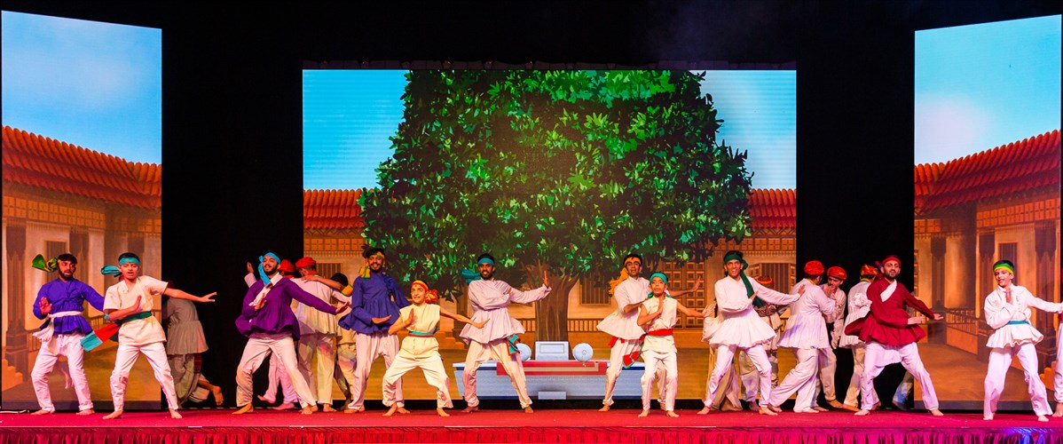 A musical number was performed by various villagers in anticipation for Bhagwan Swaminarayan’s arrival