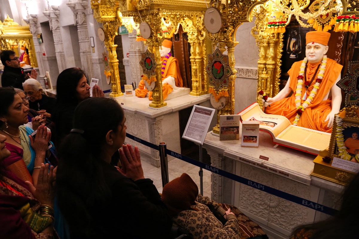 Devotees engrossed in the darshan of Brahmaswarup Pramukh Swami Maharaj and Pragat Brahmaswarup Mahant Swami Maharaj