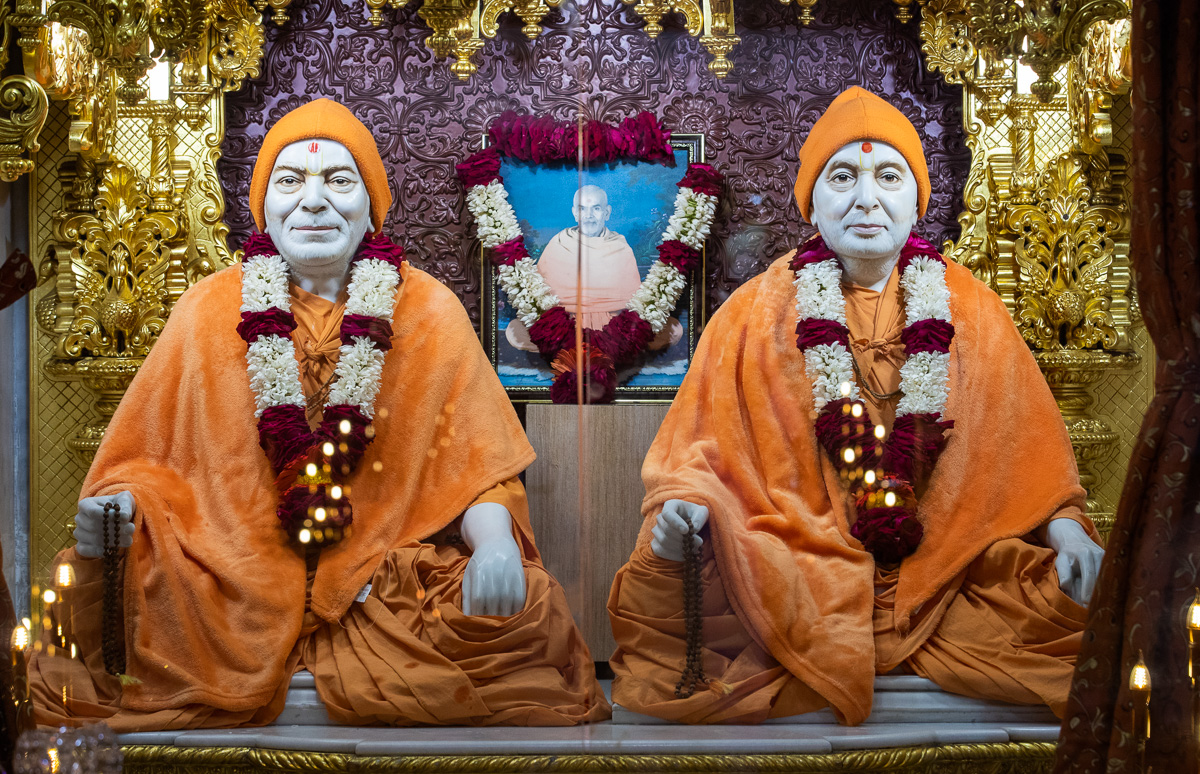 Brahmaswarup Yogiji Maharaj, Brahmaswarup Pramukh Swami Maharaj, Pragat Brahmaswarup Mahant Swami Maharaj