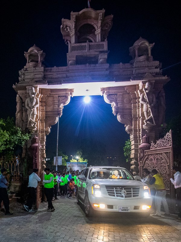Swamishri arrives at BAPS Shri Swaminarayan Mandir, Surat