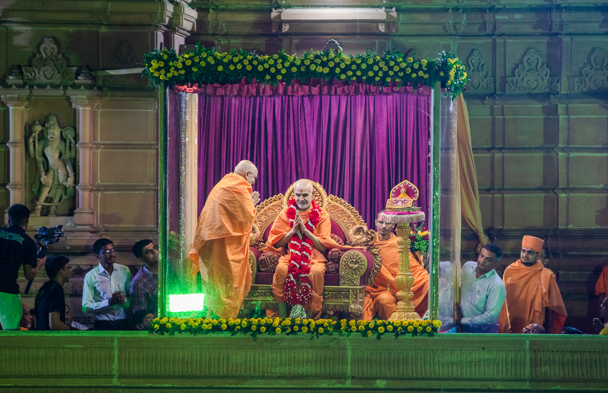 Pujya Ghanshyamcharan Swami welcomes Swamishri with  a garland