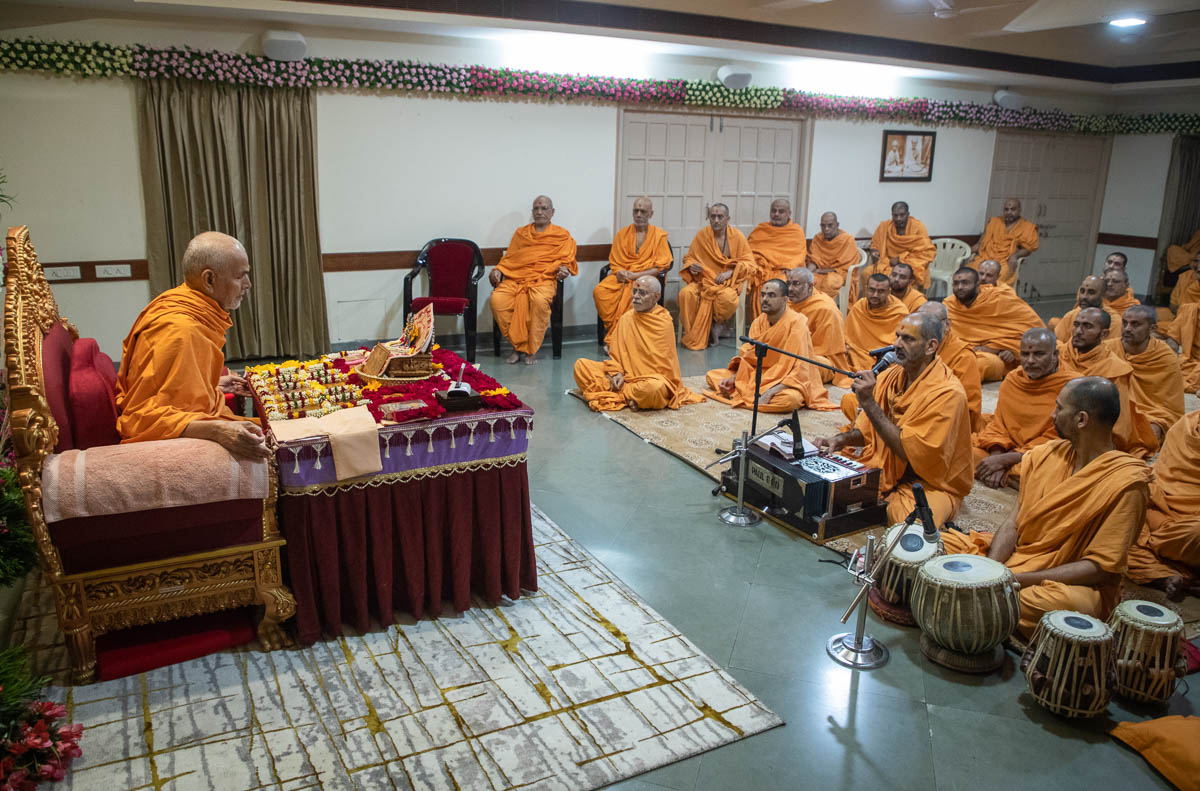 Sadhus sing kirtans in Swamishri's dailly puja