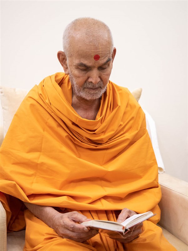 Swamishri reads the Shikshapatri 