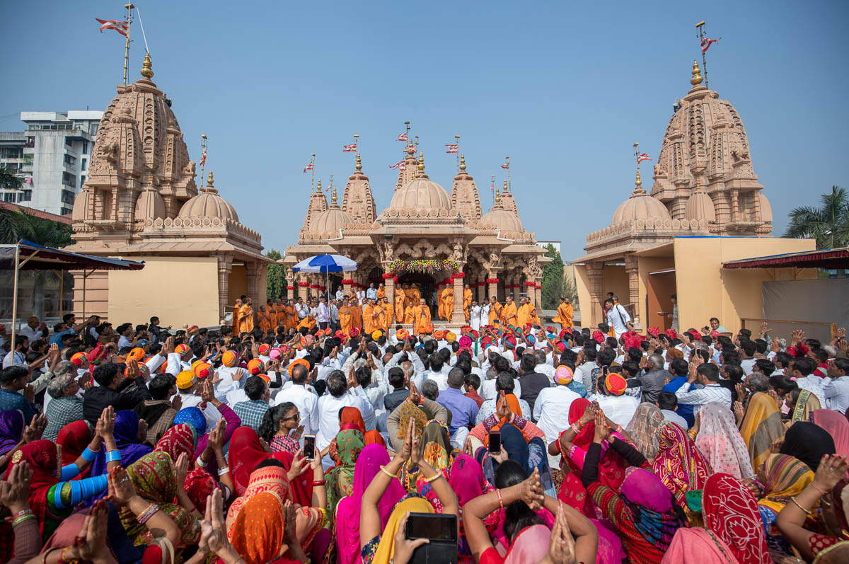 Devotees from Rajasthan doing darshan of Swamishri