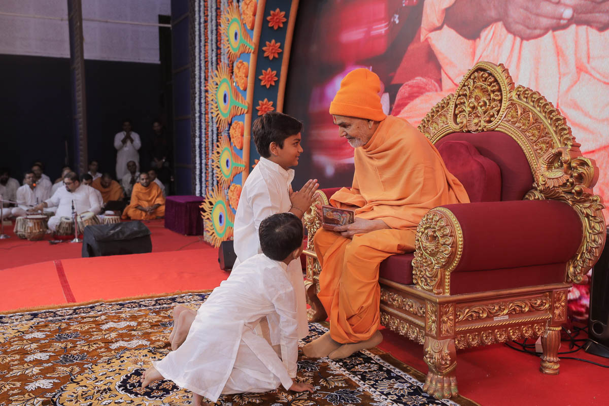 Swamishri converses with children