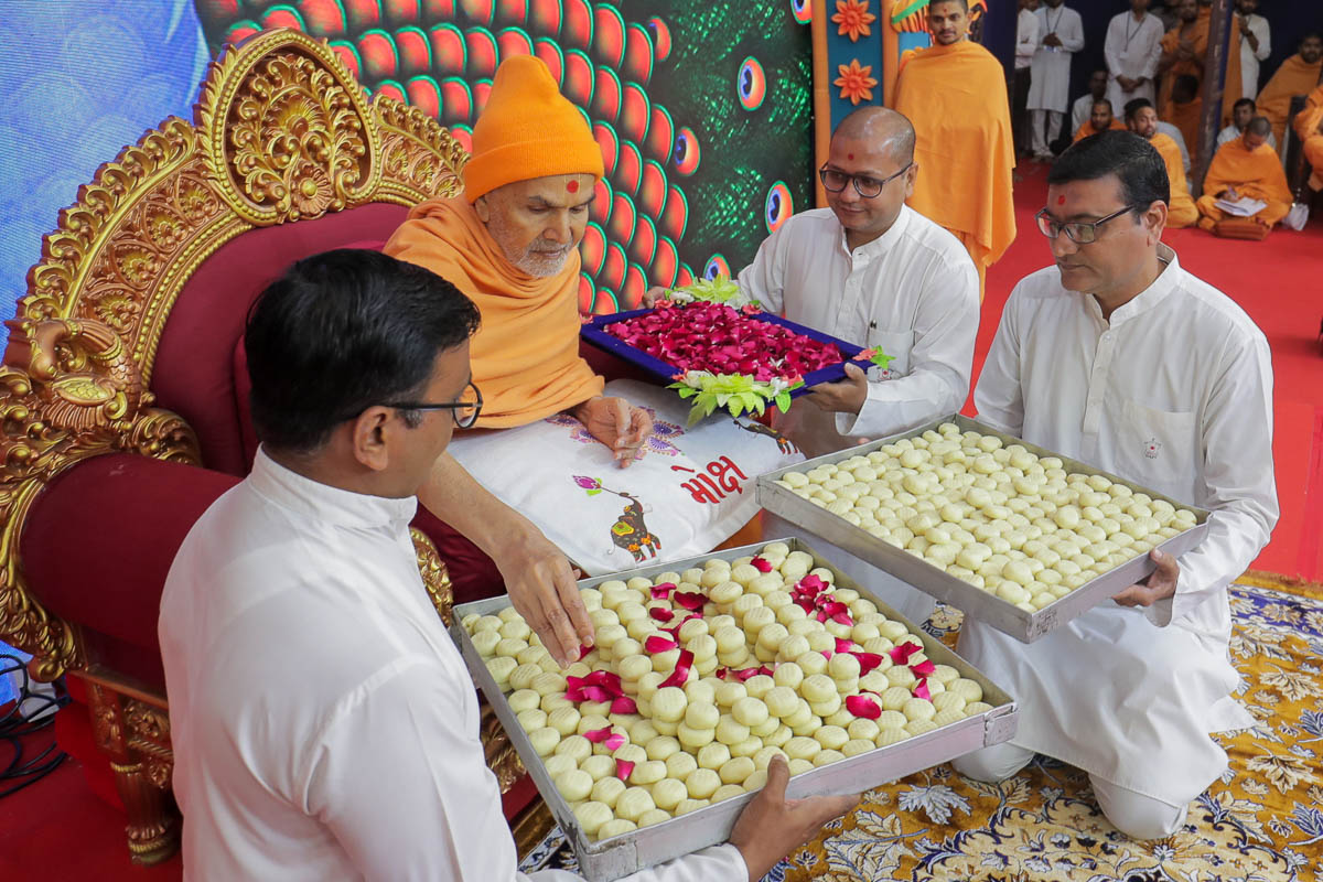 Swamishri sanctifies prasad for devotees