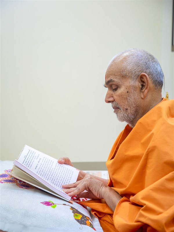 Swamishri reads the Vachanamrut