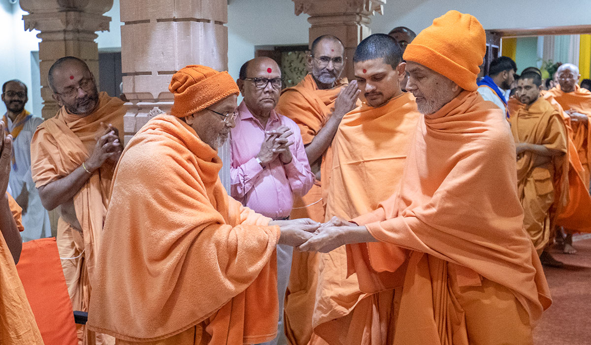 Param Pujya Mahant Swami Maharaj greets Narayanprasad Swami