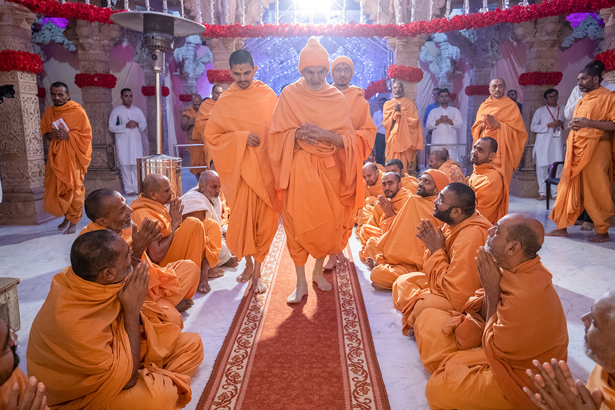 Sadhus doing darshan of Swamishri