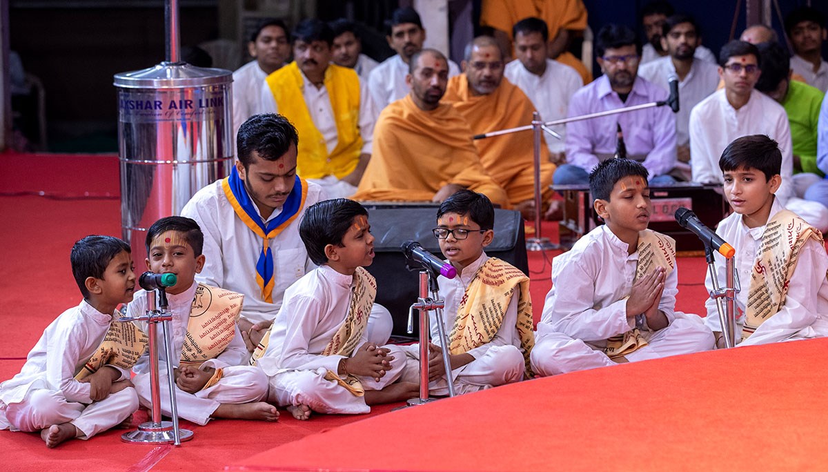 Children sing shlokas in Swamishri's puja